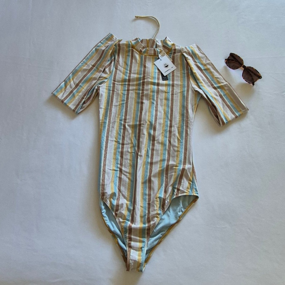 O'NEILL WOMEN'S HEDI STRIPE MYRTOS RASH GUARD. COLOR YEL. SIZE  MEDIUM.